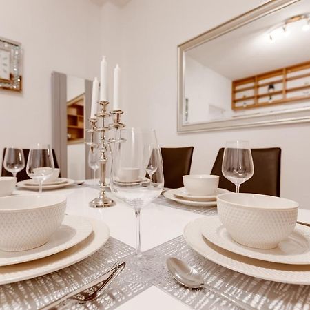 Exclusive Riverside Apartment In The Heart Of Прага Экстерьер фото