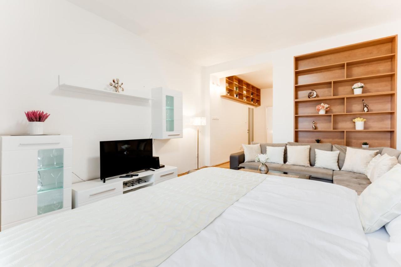 Exclusive Riverside Apartment In The Heart Of Прага Экстерьер фото